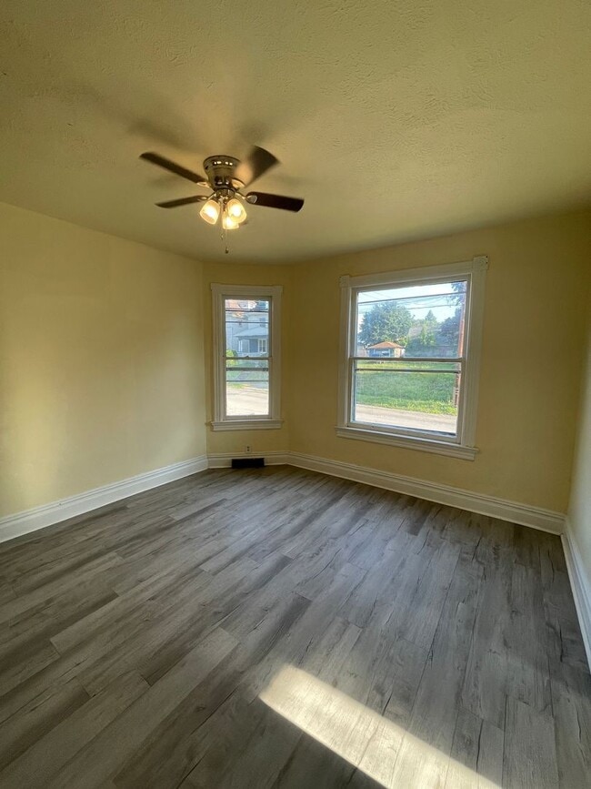 Building Photo - Beautifully renovated 3 bedroom home in Ne...