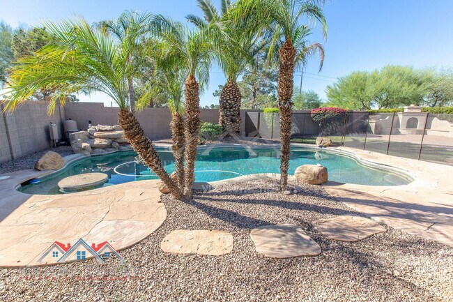 Building Photo - 661 E Julian Dr