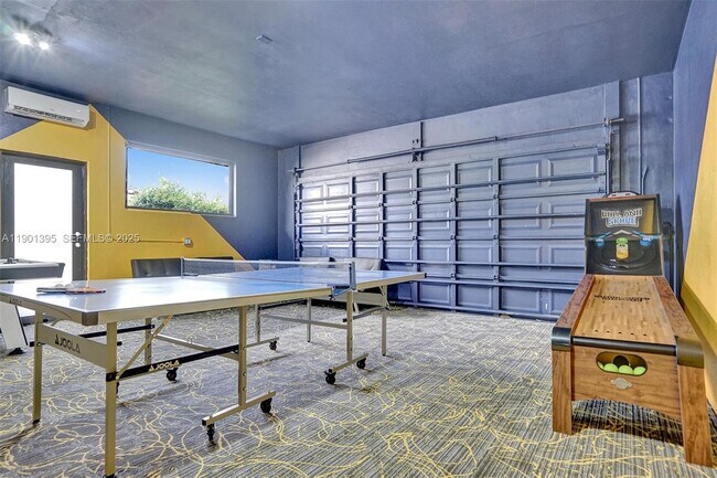 Building Photo - 1141 N North Lake Dr