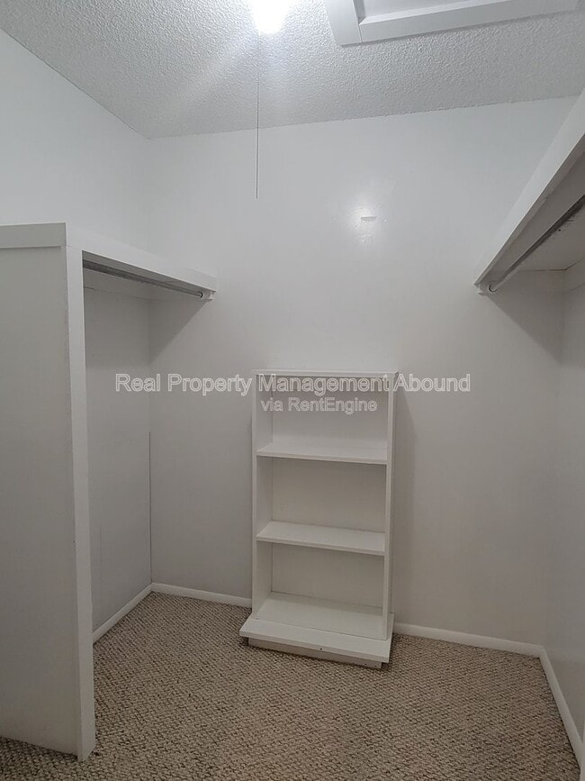 Building Photo - 6724 S Lewis Ave