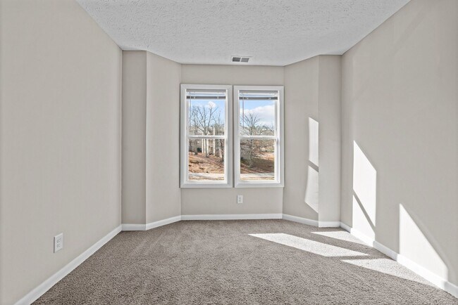 Building Photo - Freshly Remodeled 3rd Floor Apartment