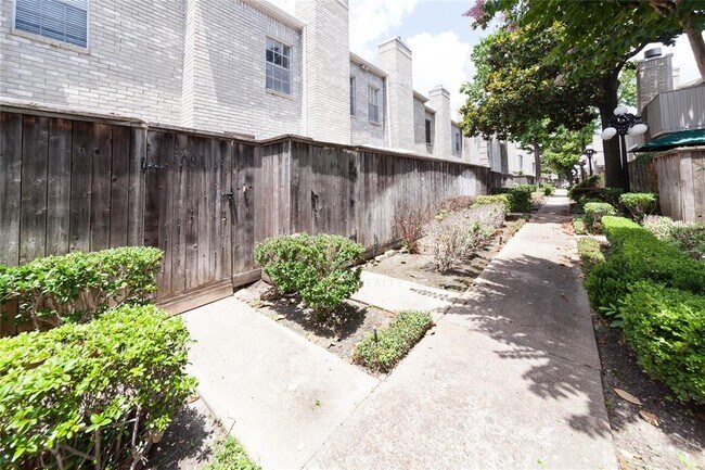 Building Photo - 3780 Tanglewilde St