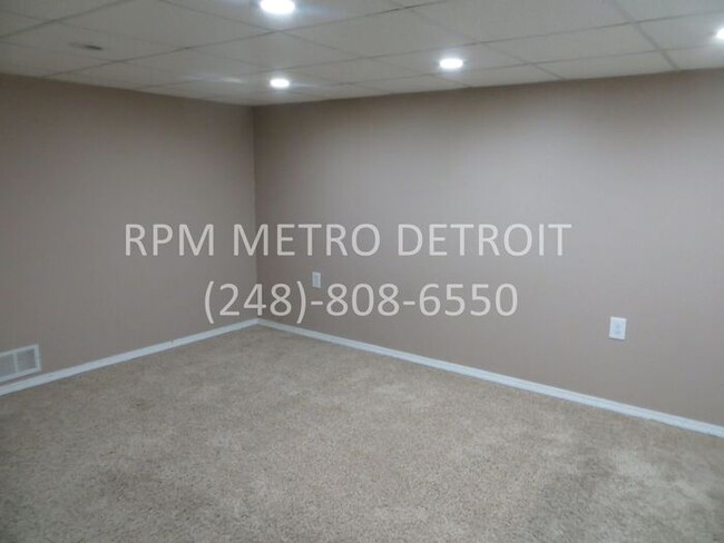 Building Photo - Sterling Heights Condo(16 Mile & Mound)