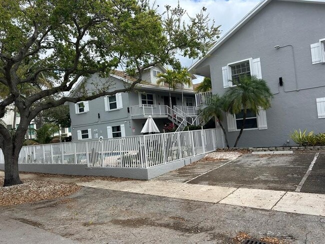 Building Photo - 510 NE 17th Ave