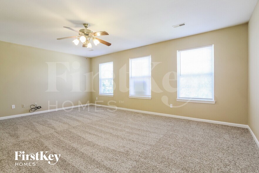 Building Photo - 728 Sweet Creek Dr