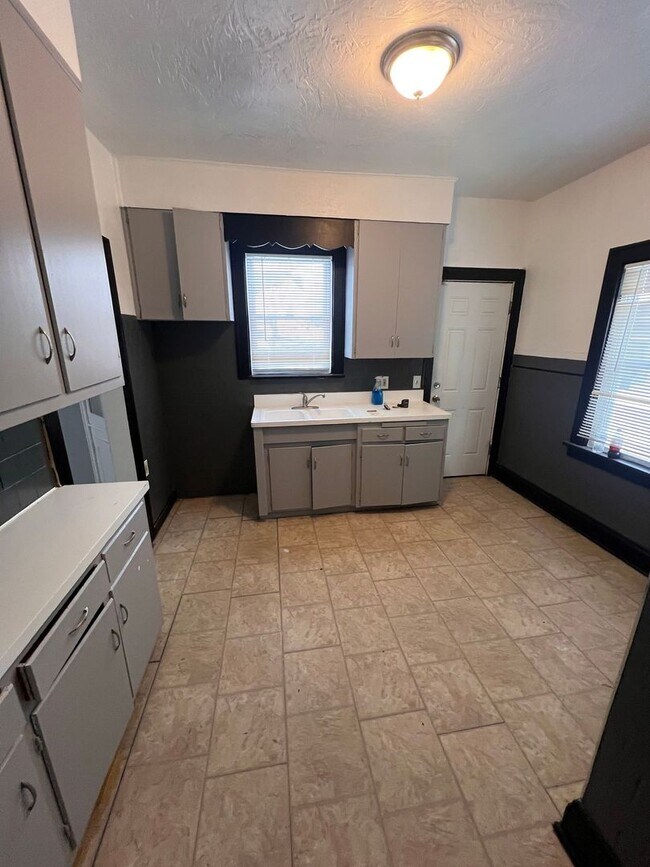 Building Photo - 18101 Schenely Ave