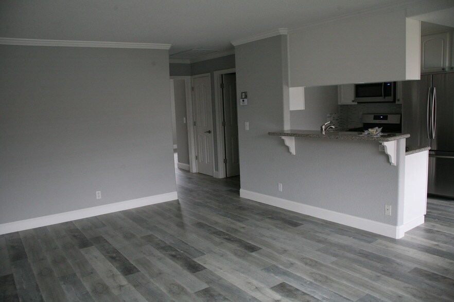 Living room entry - 2708 Wilson Ave