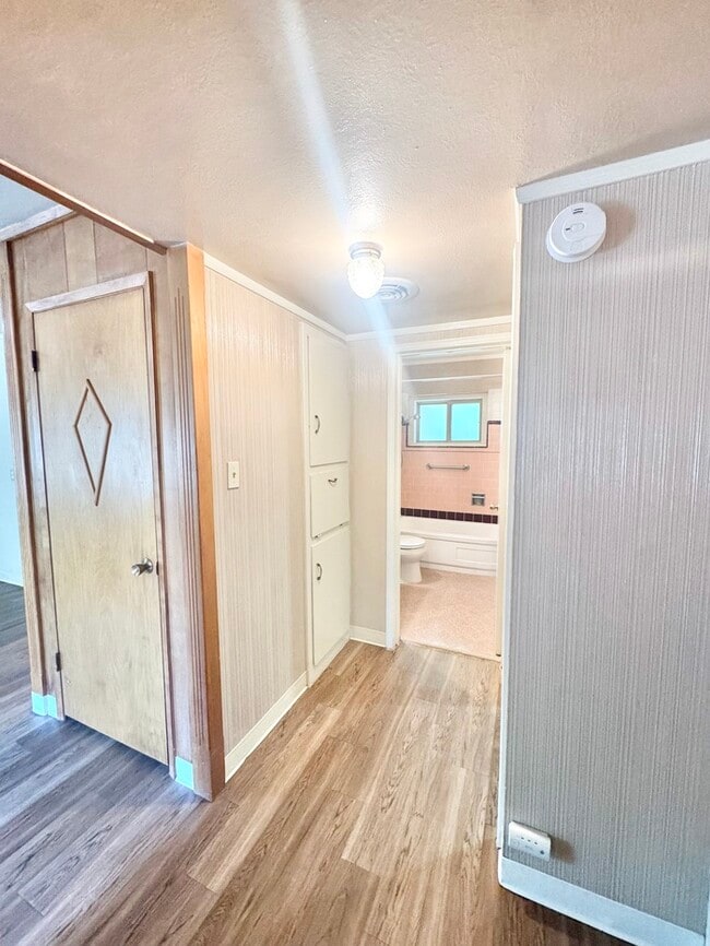 Building Photo - Charming 2-bedroom 1-bathroom duplex in Ca...
