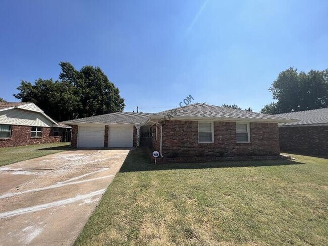Primary Photo - 9412 Northland Rd The Village OK 73120