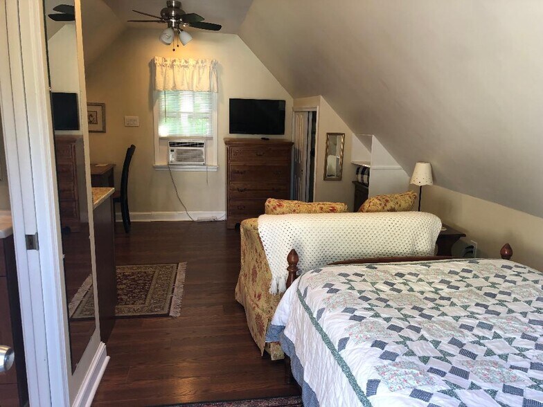 Clean and neat efficiency apartment. - 5804 Searl Ter