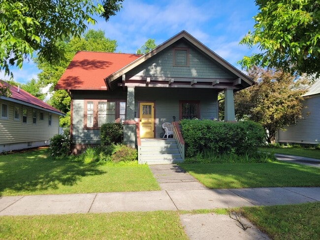Building Photo - Whitefish 3 Bedroom partially furnished home with garage and private yard