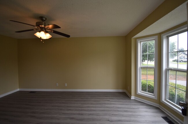 Building Photo - 4 Bedroom Pet Friendly Home For Rent!