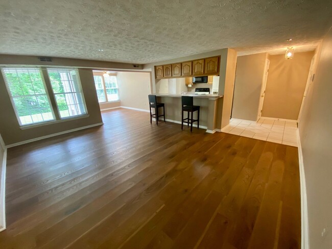 Building Photo - Great condo! Close to commuter routes!
