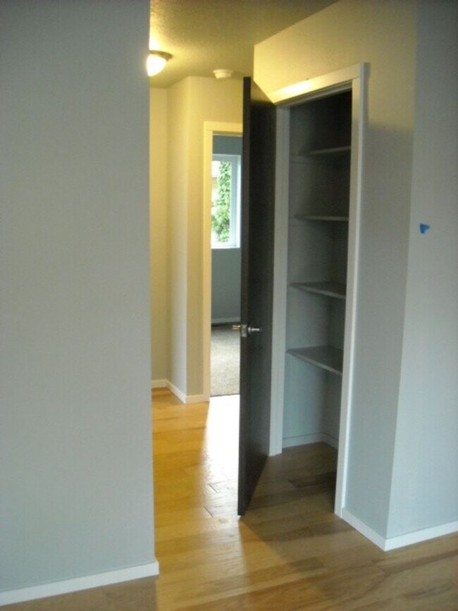 Building Photo - Charming SE Bungalow 3 Bed 2 Bathroom with Washer & Dryer