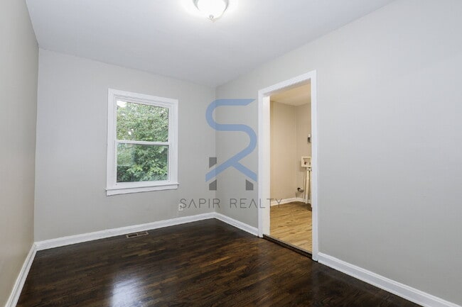 Building Photo - 1123 Graymont Dr SW