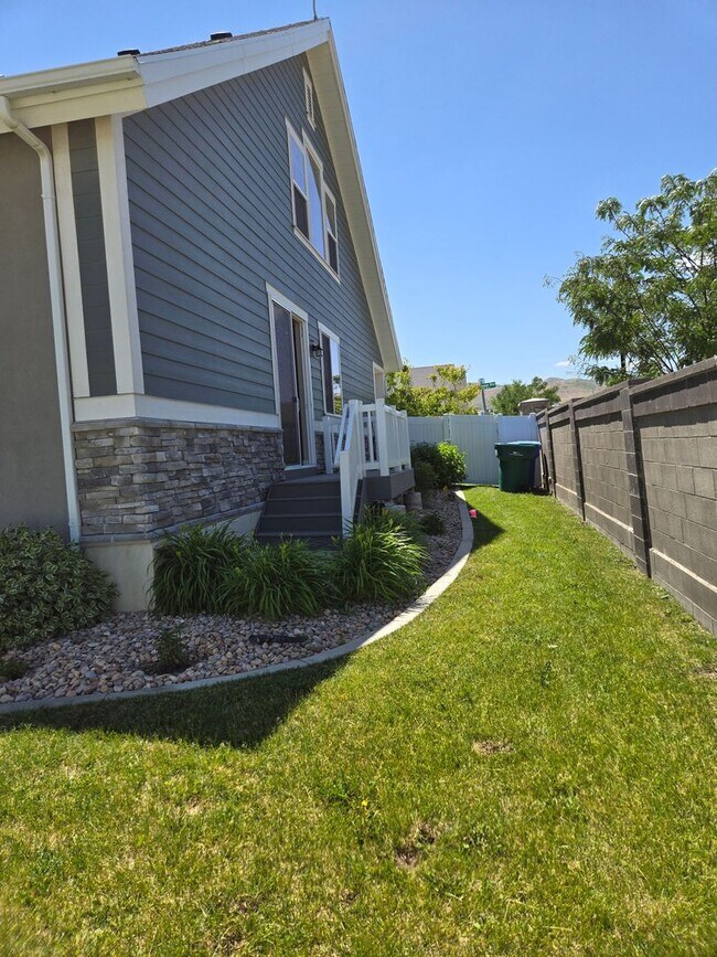 Building Photo - 2422 N Penstemon Wy