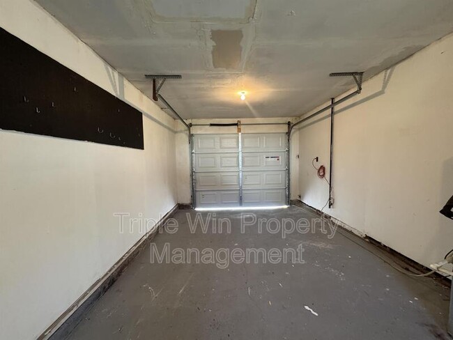 Building Photo - 6403 Inlet Ct