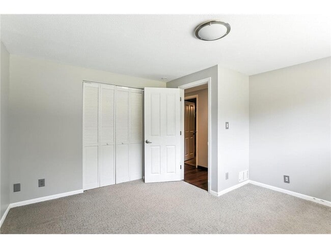 Building Photo - 455 Black Oaks Ln N