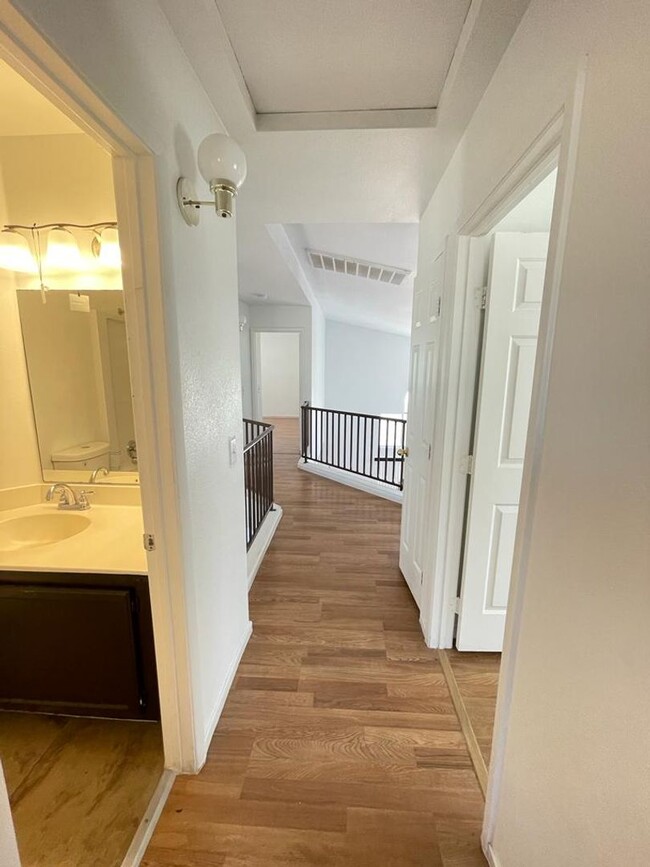 Building Photo - Beautiful 3 bed 2.5 bathroom home