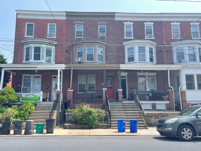 Building Photo - 342 E Clay St