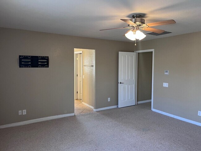 Building Photo - Wonderful 4-Bedroom Home with Loft & Den i...