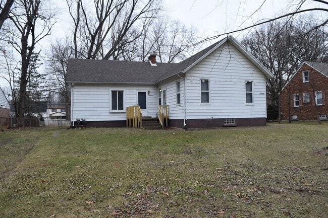 Building Photo - CHARMING DUPLEX HOME FOR LEASE IN WESTLAND!