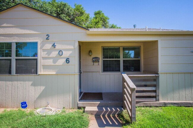 Building Photo - "Charming 3-Bedroom Home on 31st with Gleaming Hardwood Floors and 2 Full Baths!"