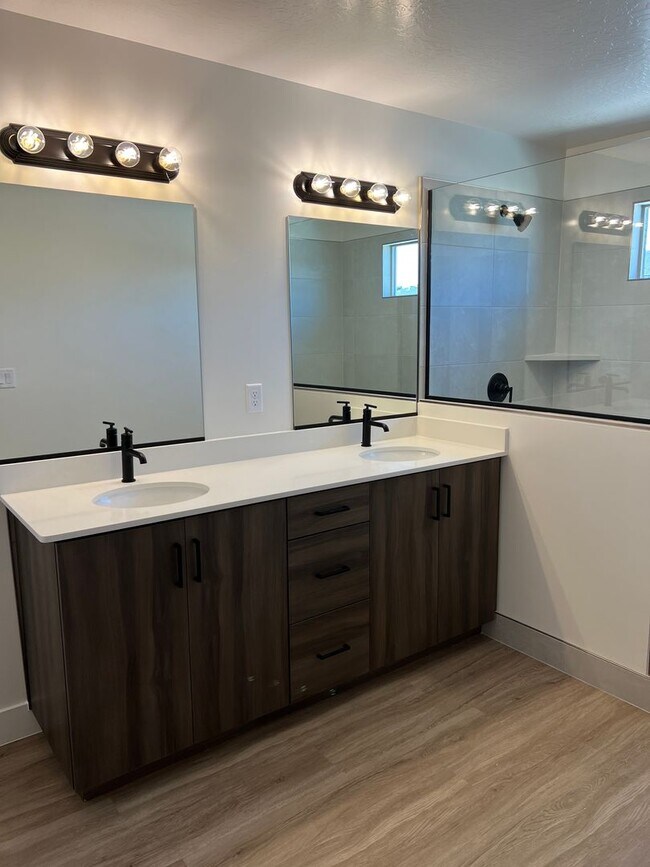 Building Photo - Newer 4 bedroom townhome in South Desert Gardens!