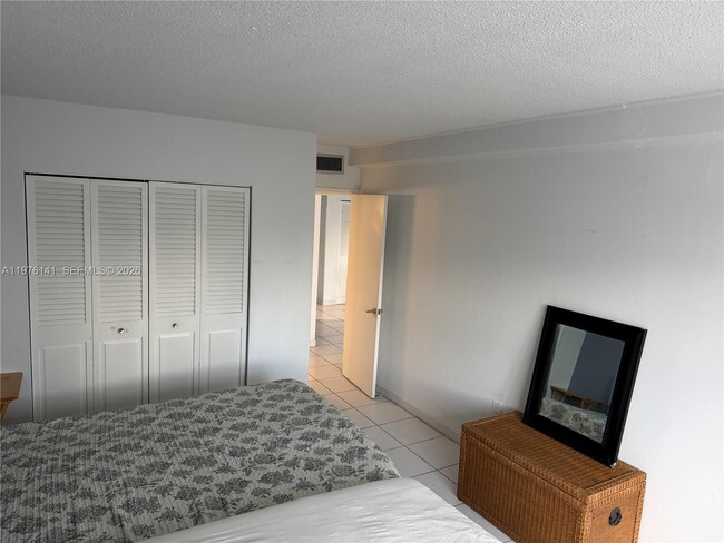 Building Photo - 400 Kings Point Dr