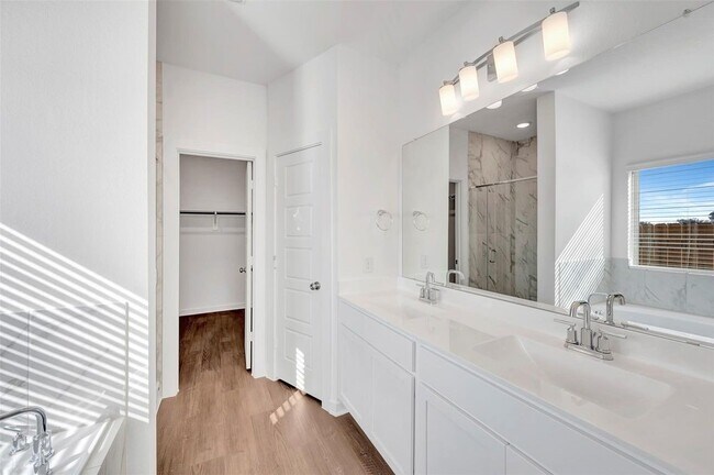 Building Photo - 32455 Sunbeam Dr
