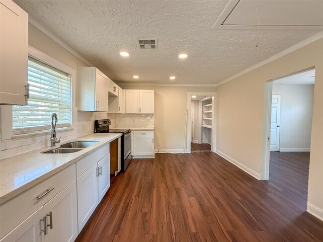 Building Photo - 6009 Jerrycrest Dr