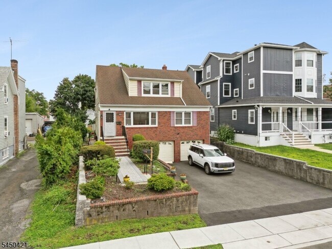 Building Photo - 416 S Valley Rd