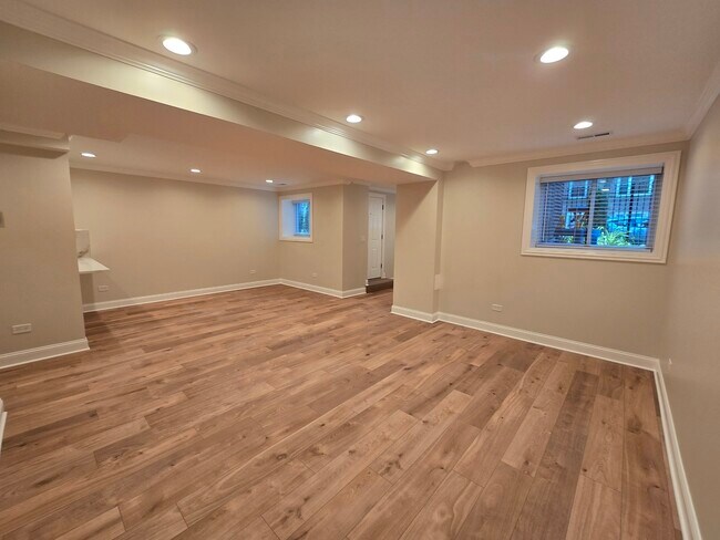 Building Photo - 1502 W Jonquil Terrace