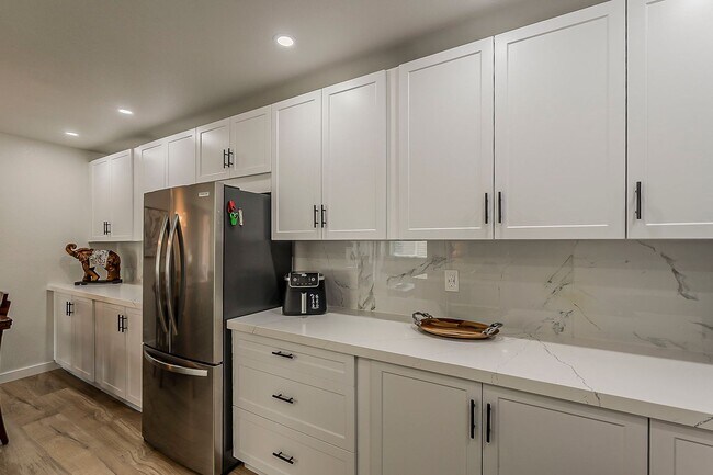 Building Photo - Fully Remodeled 2-Bedroom Condo at the Scottsdale Racquet Club!