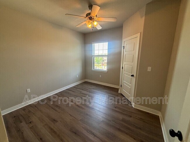 Building Photo - 3207 SW Hillstone Ave