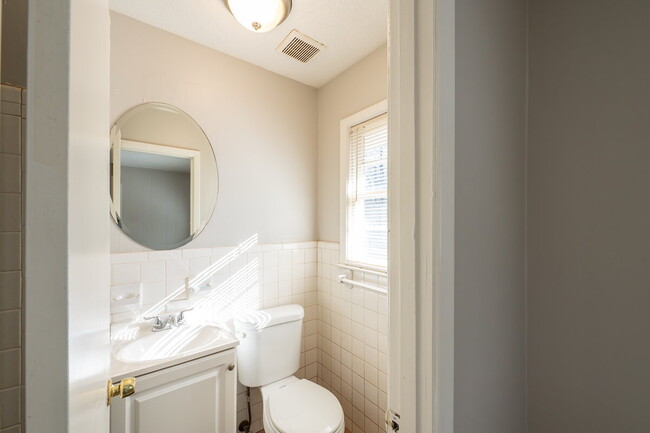 Building Photo - "Charming 3-Bedroom Retreat with 2 Full Ba...