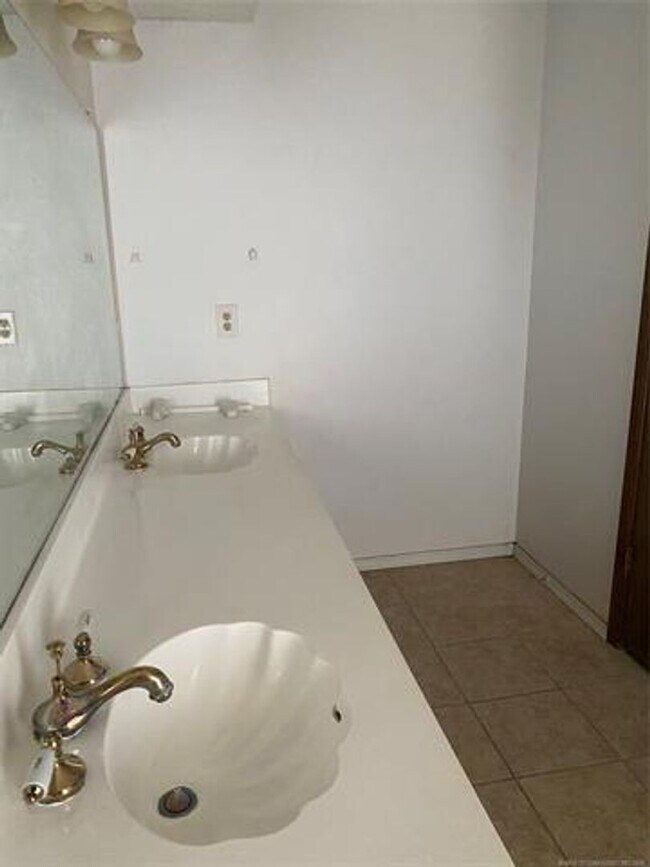 Building Photo - Spacious one-story with 4 bedrooms.