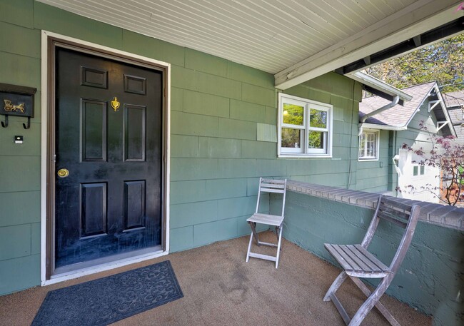 Building Photo - Beautiful Craftsman Bungalow on the edge o...