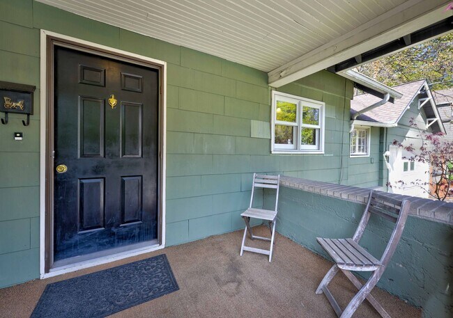 Building Photo - Beautiful Craftsman Bungalow on the edge of the Historic Fort Russell Dristrict