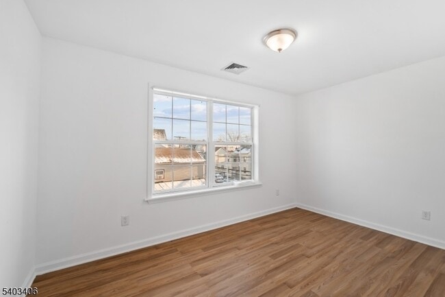 Building Photo - 110-PT112 Redwood Ave