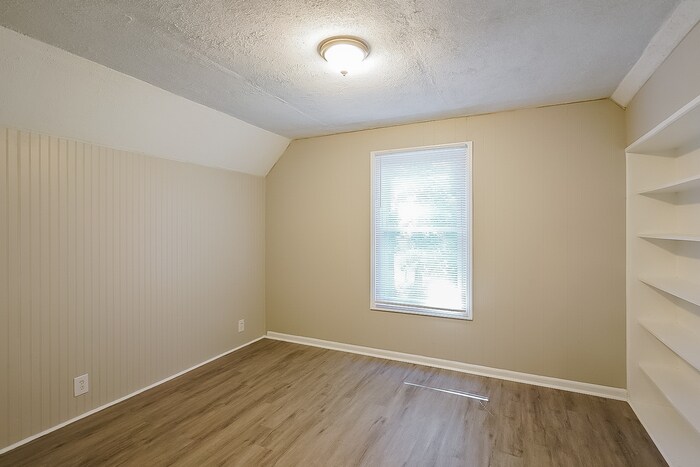 Building Photo - 2044 Dinsmore Rd