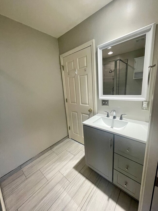 Building Photo - 3 Bedroom, 2 Bath Townhome in Park West of...