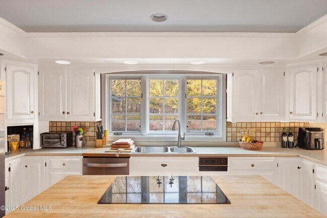 Building Photo - 147 Rock City Rd