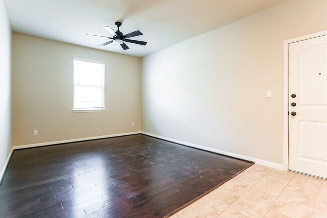Building Photo - Bright, Spacious Living in an Inviting Home with Modern Finishes and Great Location
