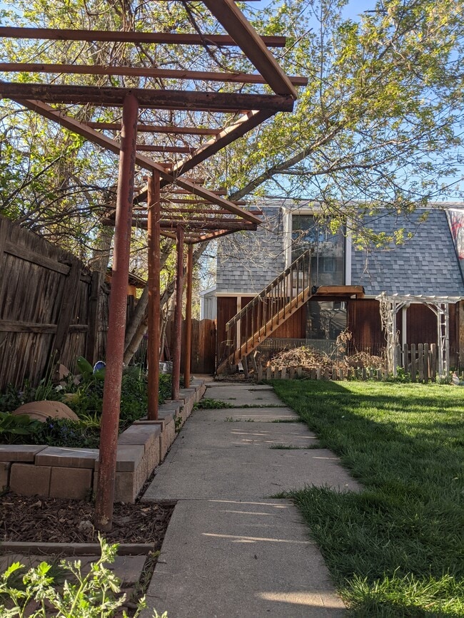 Back yard access to trash/alley - 925 Grandview Ave