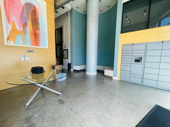 Lobby - 133 The Promenade N