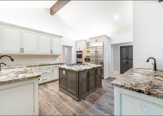 Building Photo - 585 E Chesapeake Cir