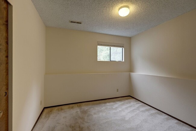 Building Photo - Spacious 4BR 2.75BA Tri-level home in quie...