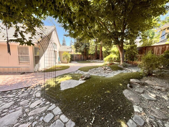 Building Photo - 1247 E Le Parc Dr