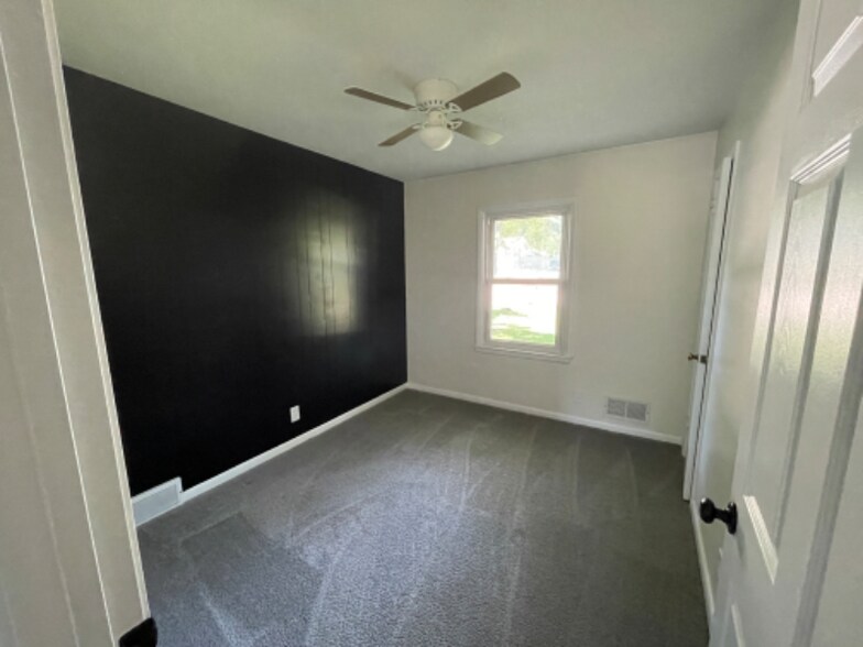 Building Photo - 106 W 8th St